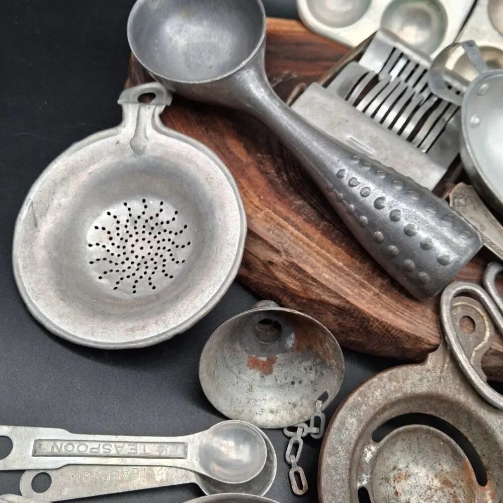Vintage Kitchen Utensil Lot Aluminum Tin Farmhouse Decor Scoops Molds Strainers - Picture 4 of 9